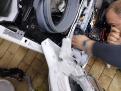 Veš mašina struže u toku rada